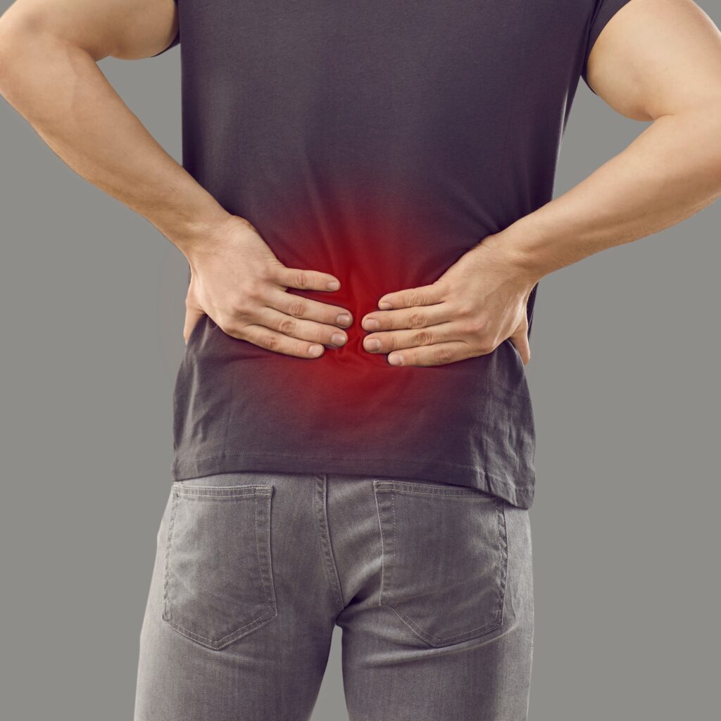 Qu'est-ce que le lumbago ? - Homme qui se tient les lombaires